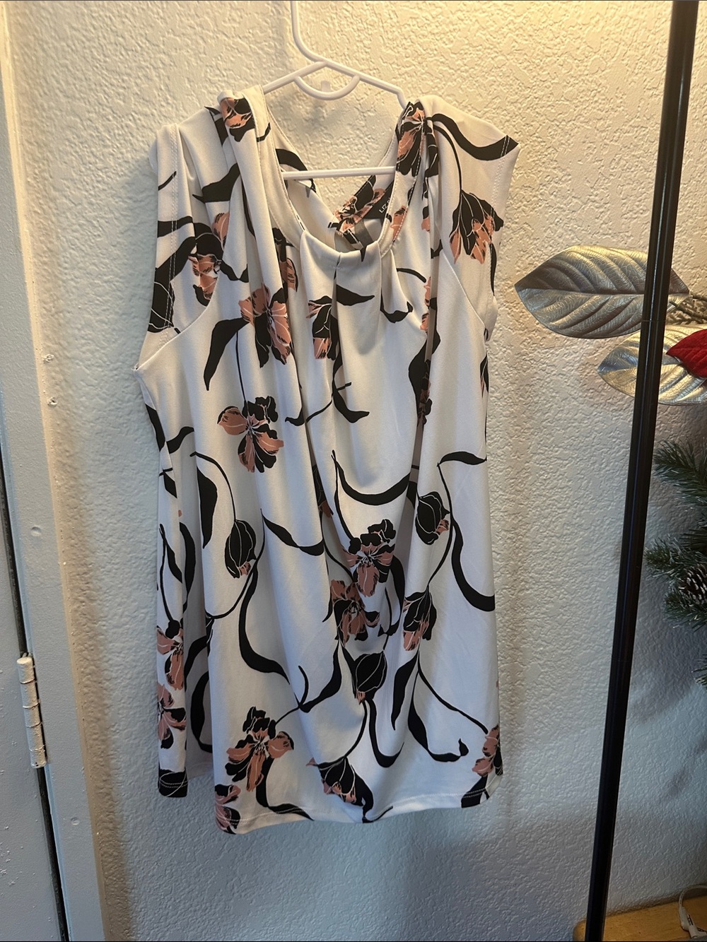 Sleeveless White Floral Twist-Neck Top - Pink & Black Print